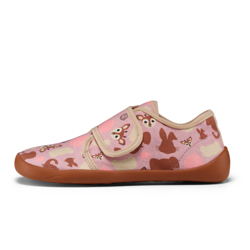 Affenzahn House Shoe Movy Deer – Kids’ Barefoot Slipper in Organic Cotton Affenzahn Movy Reh barefoot slipper side view – pink with deer design, photographed from the outside