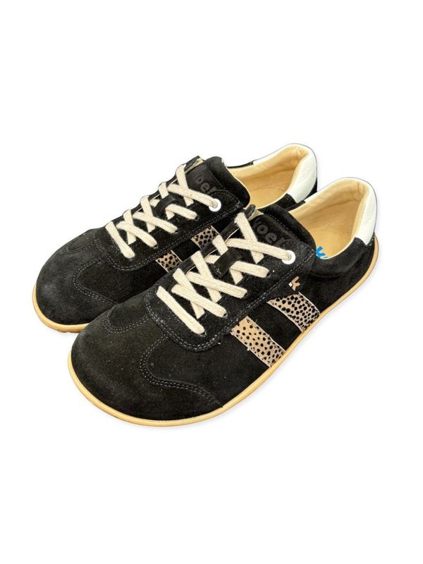 KOEL ILA Black Leopardo – Barfuß-Sneaker für Damen Seitliche Ansicht des KOEL ILA SUEDE in Schwarz mit Leopardenstreifen