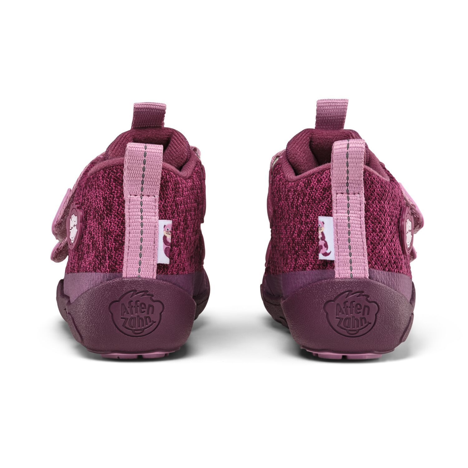 Seitenansicht des Affenzahn Knit Happy Otter Barfußschuhs in Beere mit violetter Sohle