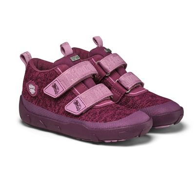 Affenzahn Barfußschuh Knit Happy – Otter Seitenansicht des Affenzahn Knit Happy Otter Barfußschuhs in Beere mit violetter Sohle