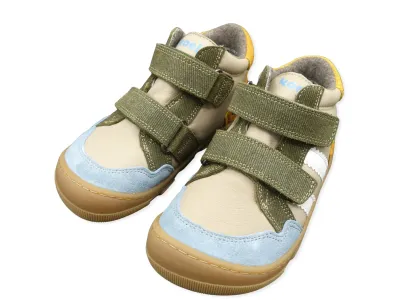 Vorderansicht der Koel Kali Midcut Barfußschuhe in Taupe mit gruenem Klettverschluss