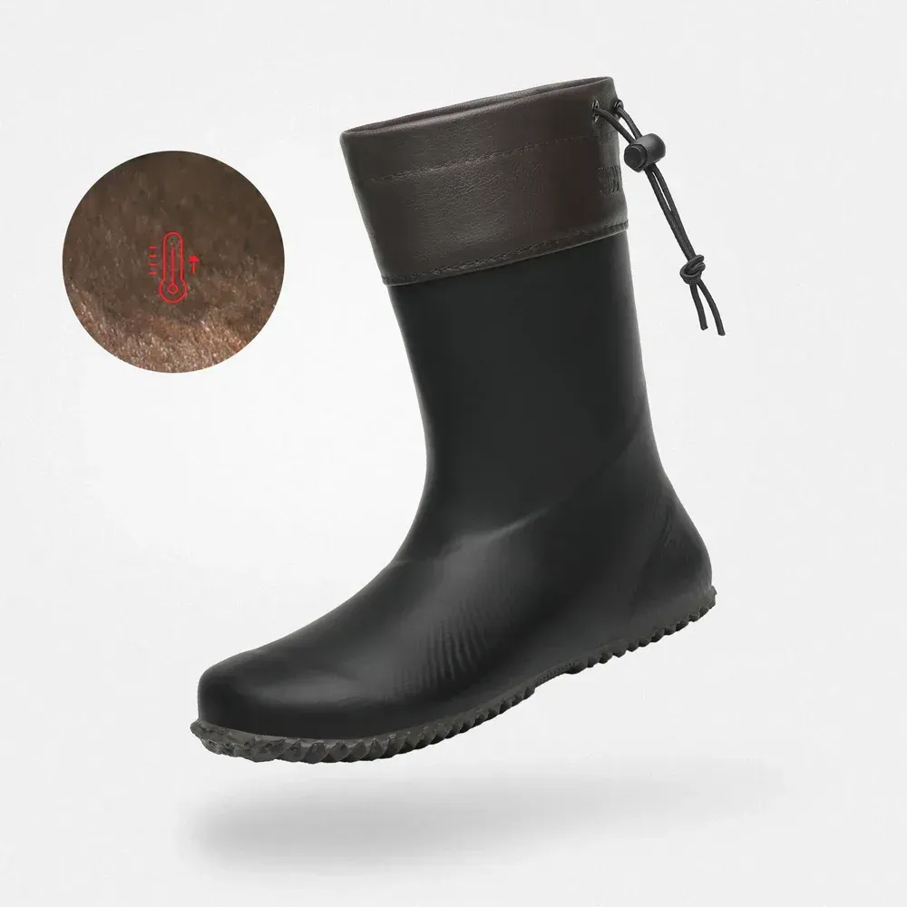 Seitenansicht des Saguaro Brisk II Black – flexibler Barfuß-Gummistiefel für Erwachsene.
