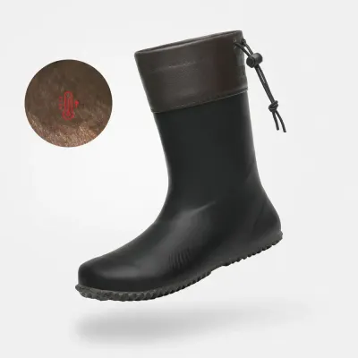 Saguaro | Brisk II | Barfuß-Gummistiefel Winter Seitenansicht des Saguaro Brisk II Black – flexibler Barfuß-Gummistiefel für Erwachsene.