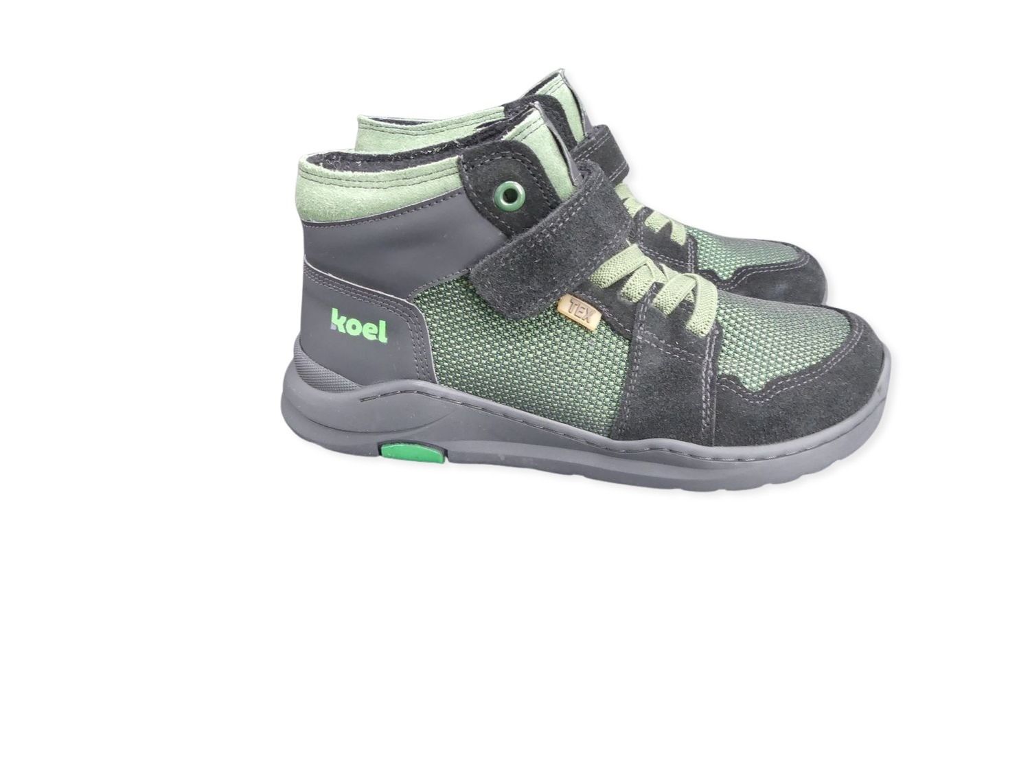 Schrägansicht KOEL Sky Tex Olive – Barfußsneaker mit Wollfilzfutter für Kinder