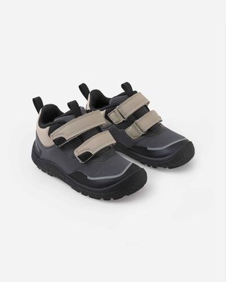 Reimatec | Viikari Barfußschuhe | Soft Black Reima Reimatec Viikari Soft Black – Barfußschuhe für Kinder in 3/4-Ansicht mit zwei Klettverschlüssen
