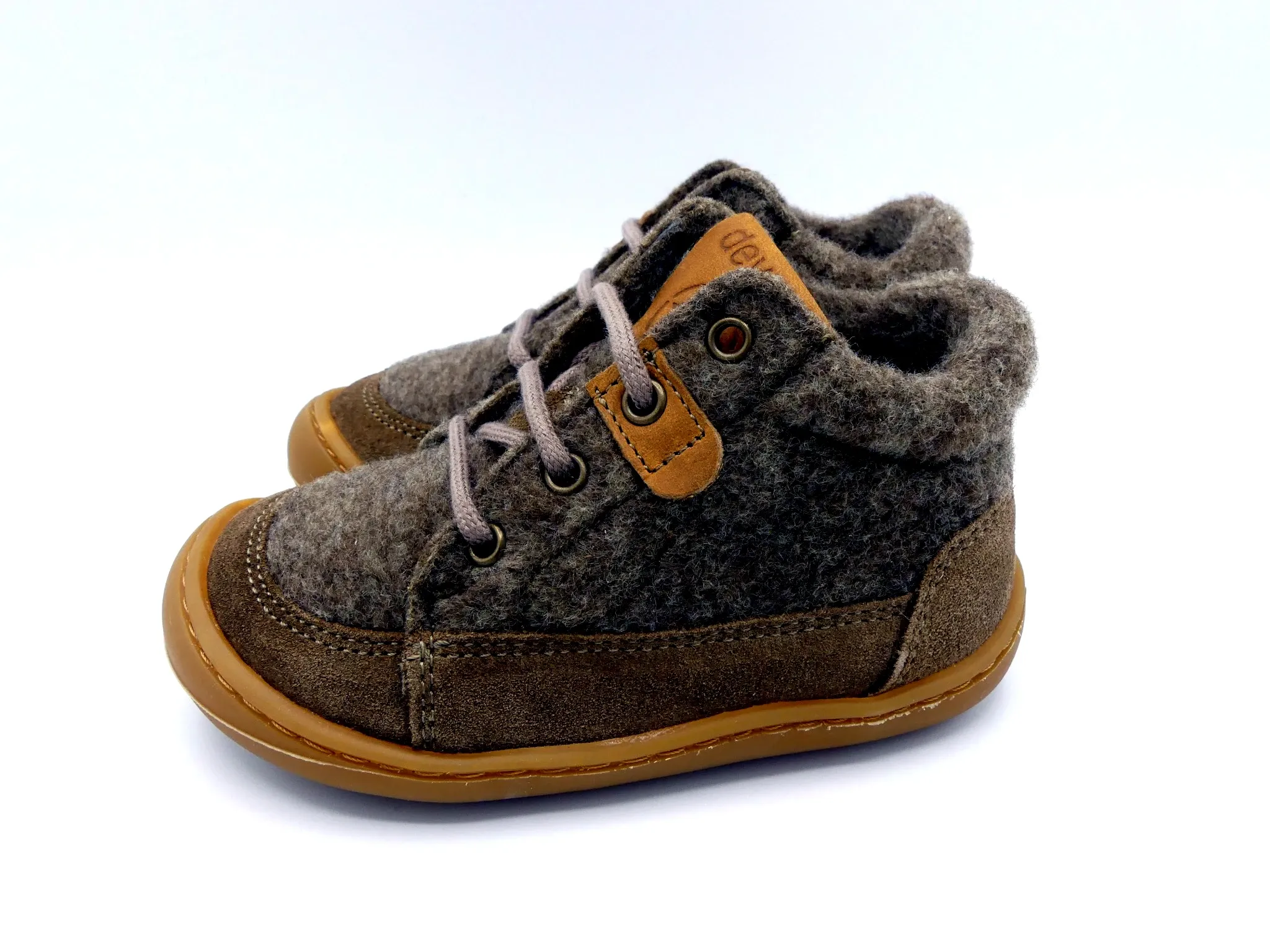 Develab MidCut Lauflernschuh Merino Beige – seitliche Ansicht, natürliche Wollstruktur sichtba