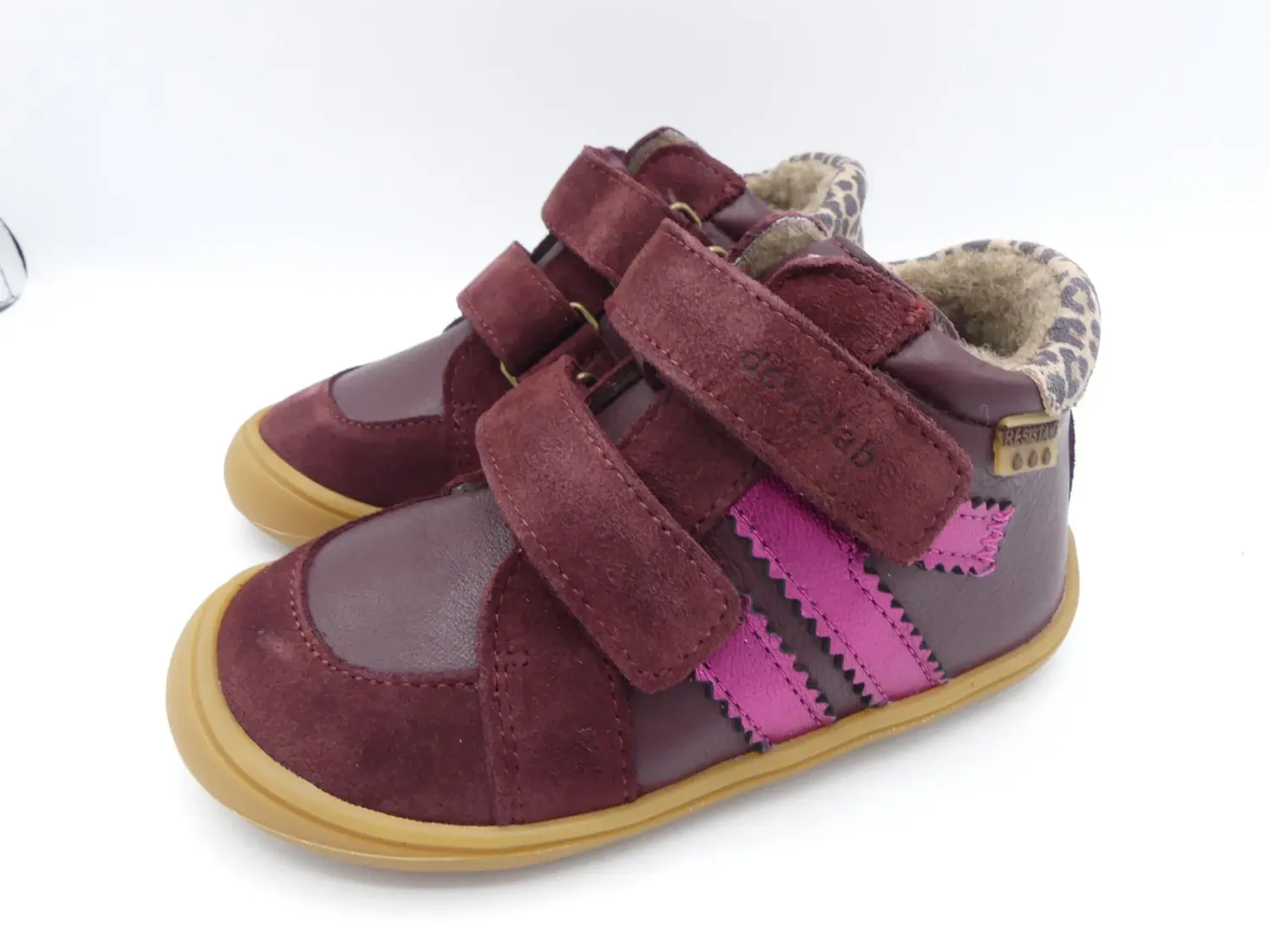 Develab MidCut Barfußschuh Burgundy Fantasy – seitliche Ansicht mit Metallic-Streifen und Leo-Ferse