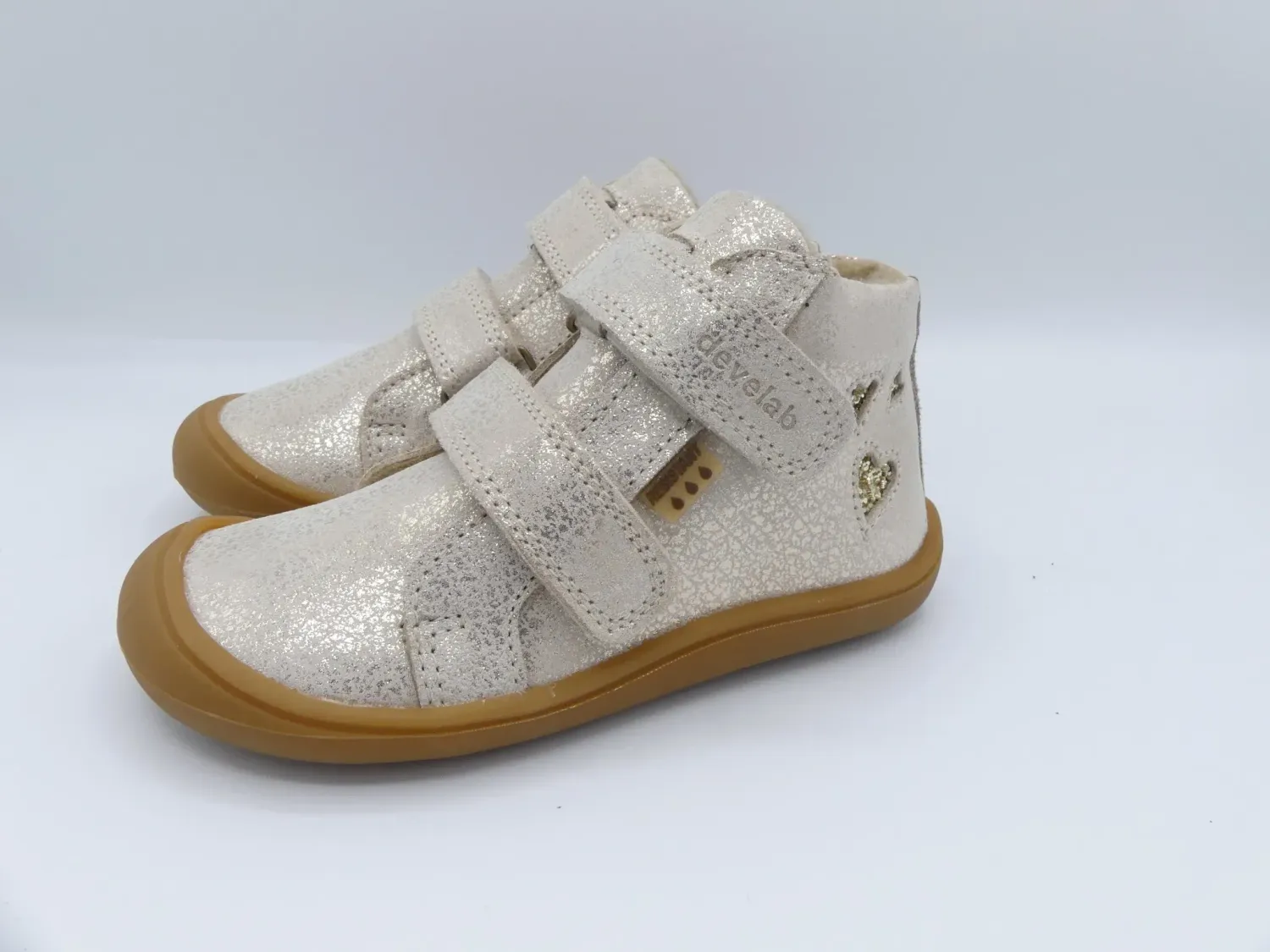 Kinder-Barfußschuh Develab MidCut in Gold Fantasy – seitliche Ansicht mit Glitzerherzen