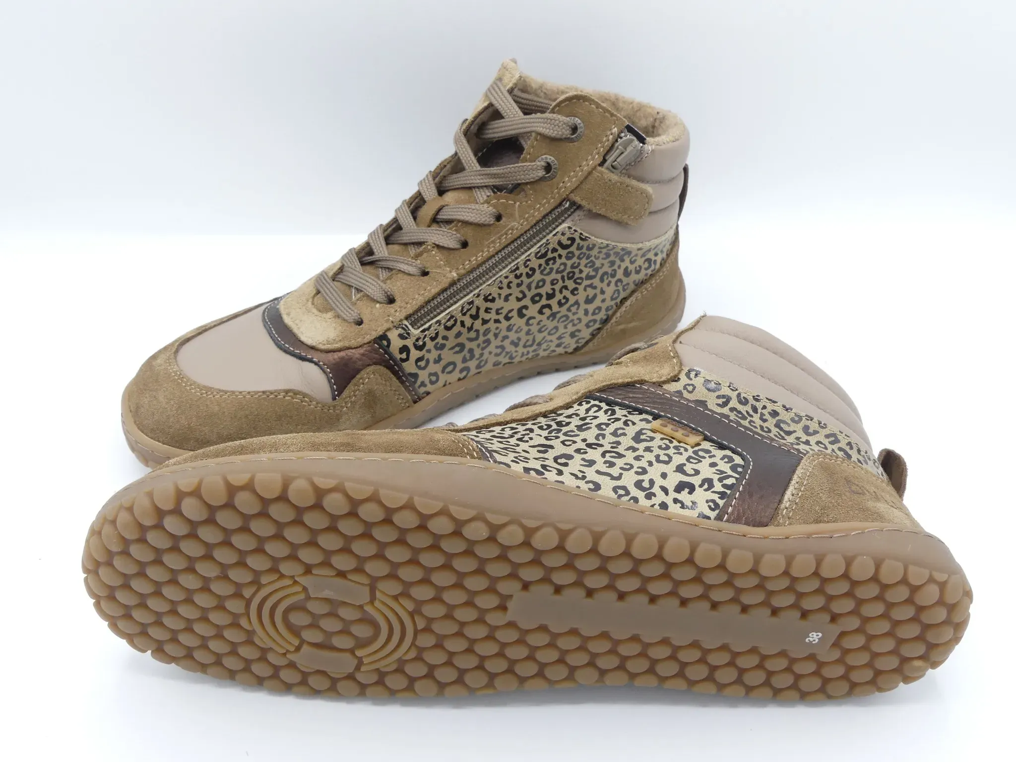 Develab Damen HighCut Taupe Fantasy – seitliche Ansicht mit Leo-Muster