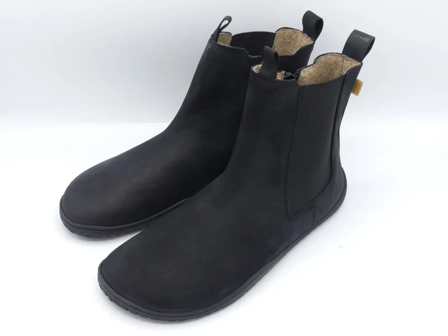 Seitliche Ansicht des schwarzen Develab Chelsea Boot aus Nubukleder mit warmem Innenfutter