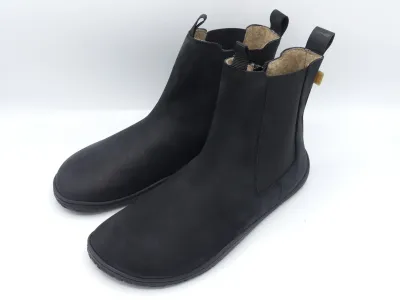 Seitliche Ansicht des schwarzen Develab Chelsea Boot aus Nubukleder mit warmem Innenfutter