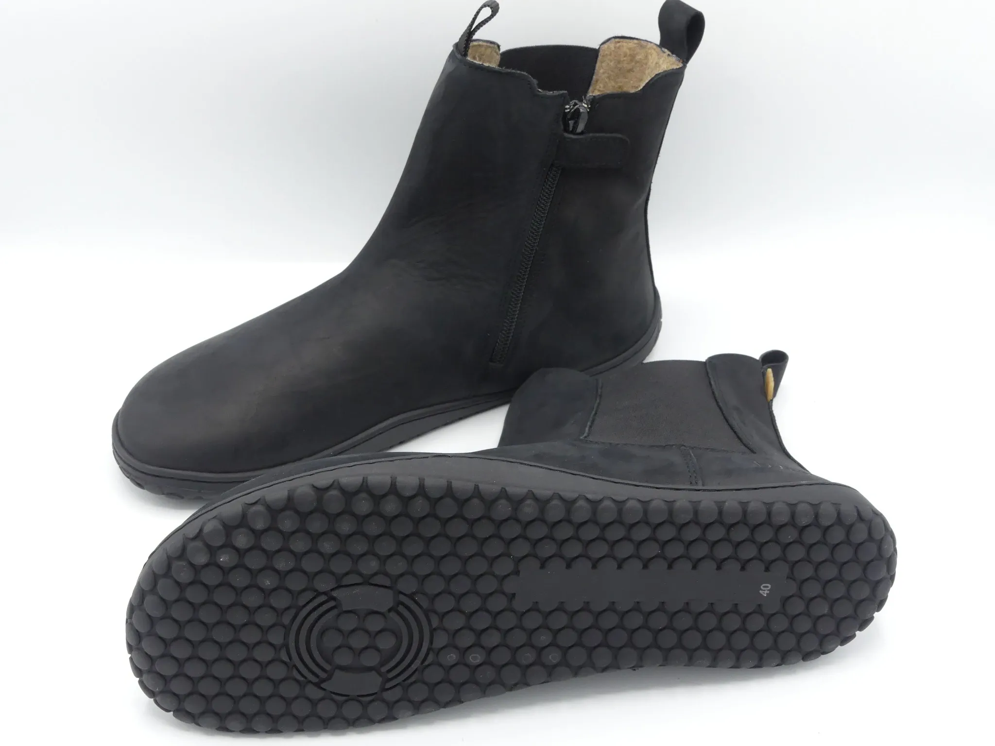 Seitliche Ansicht des schwarzen Develab Chelsea Boot aus Nubukleder mit warmem Innenfutter
