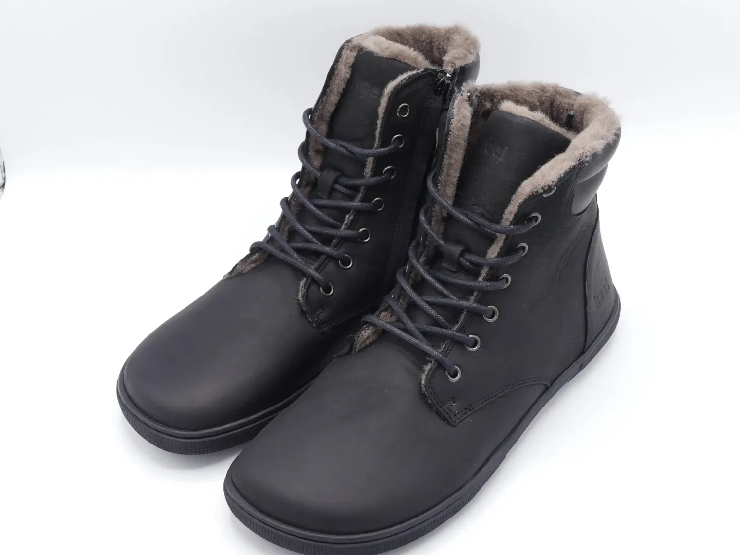 KOEL FLORENCE Black – warme Barfuß-Boots in Schwarz, Paar in Frontansicht