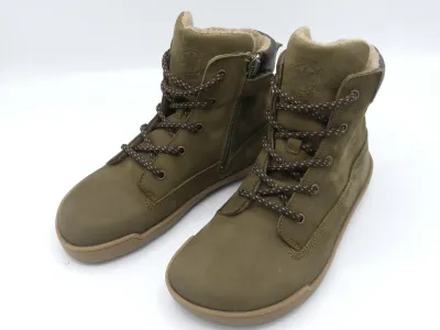 develab | Barefoot Mid Boot Laces WR | Kaki Nubuk Develab BF Mid Boot Kaki Nubuk – Seitenansicht mit Schnürung und Reißverschluss