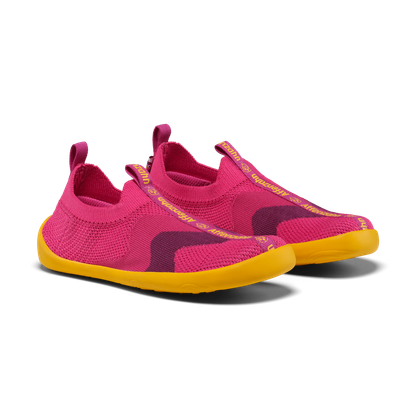 Affenzahn Knit Flinky Bird Hausschuh – Seitenansicht links in Pink mit gelber Sohle