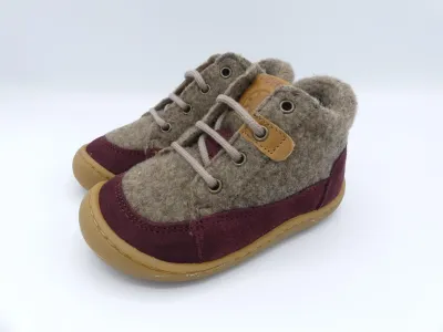 Develab| MidCut | Lauflernschuh | Merino | Burgundy Develab Midcut Kinderschuhe in Merinowolle – schräg von vorn