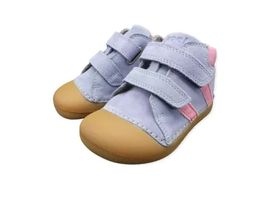 KOEL | Crawl Austin Merino | Lavandel KOEL Crawl Austin Merino Lavendel – Lauflernschuh aus Merinowolle, Seitenansicht mit rosa Streifen