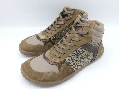 Develab | Damen HighCut Barfußsneaker | taupe fantasy Develab Damen HighCut Taupe Fantasy – seitliche Ansicht mit Leo-Muster