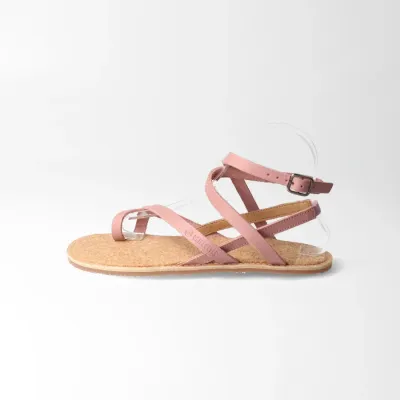 bLIFESTYLE sonnenkussSTYLE – Barfußsandale altrosa aus Bio-Leder Barfußsandale bLIFESTYLE sonnenkussSTYLE in Altrosa – Seitenansicht mit gekreuzten Riemen aus Bio-L…