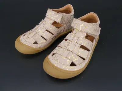 Develab Barfußsandale First Step – Beige Fantasy mit goldenen Herzen Schräge Vorderansicht der Kindersandale in Beige mit goldenen Details