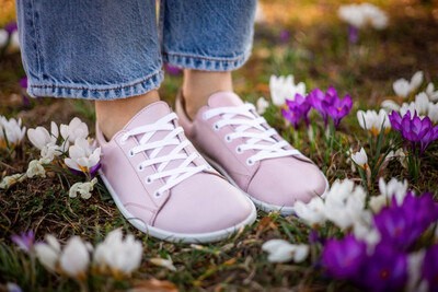 Prime 2.0 Rose Be Lenka Prime 2.0 Rose Barfußsneaker getragen auf Wiese im sportlich-eleganten Alltagslook