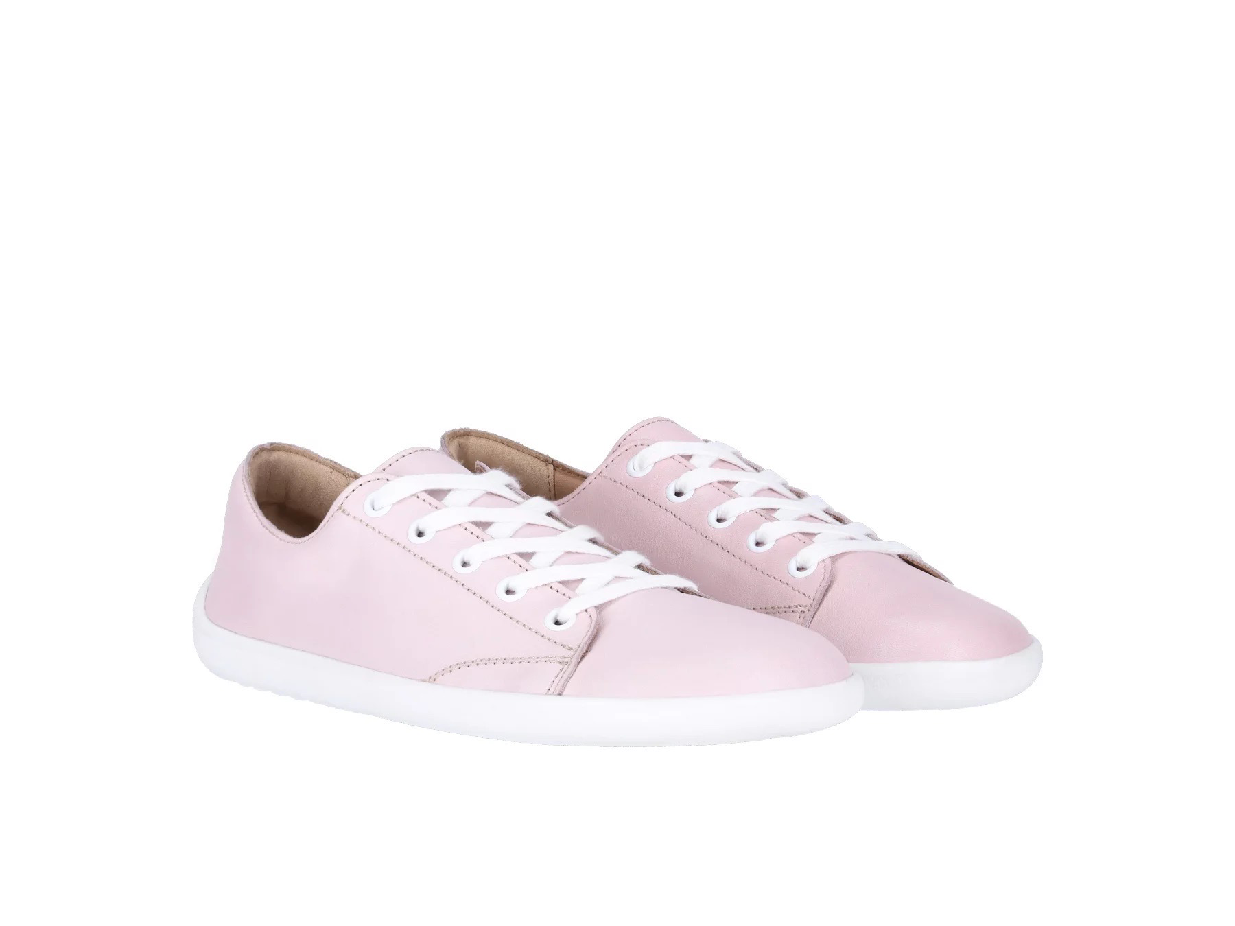 Be Lenka Prime 2.0 Rose Barfußsneaker getragen auf Wiese im sportlich-eleganten Alltagslook