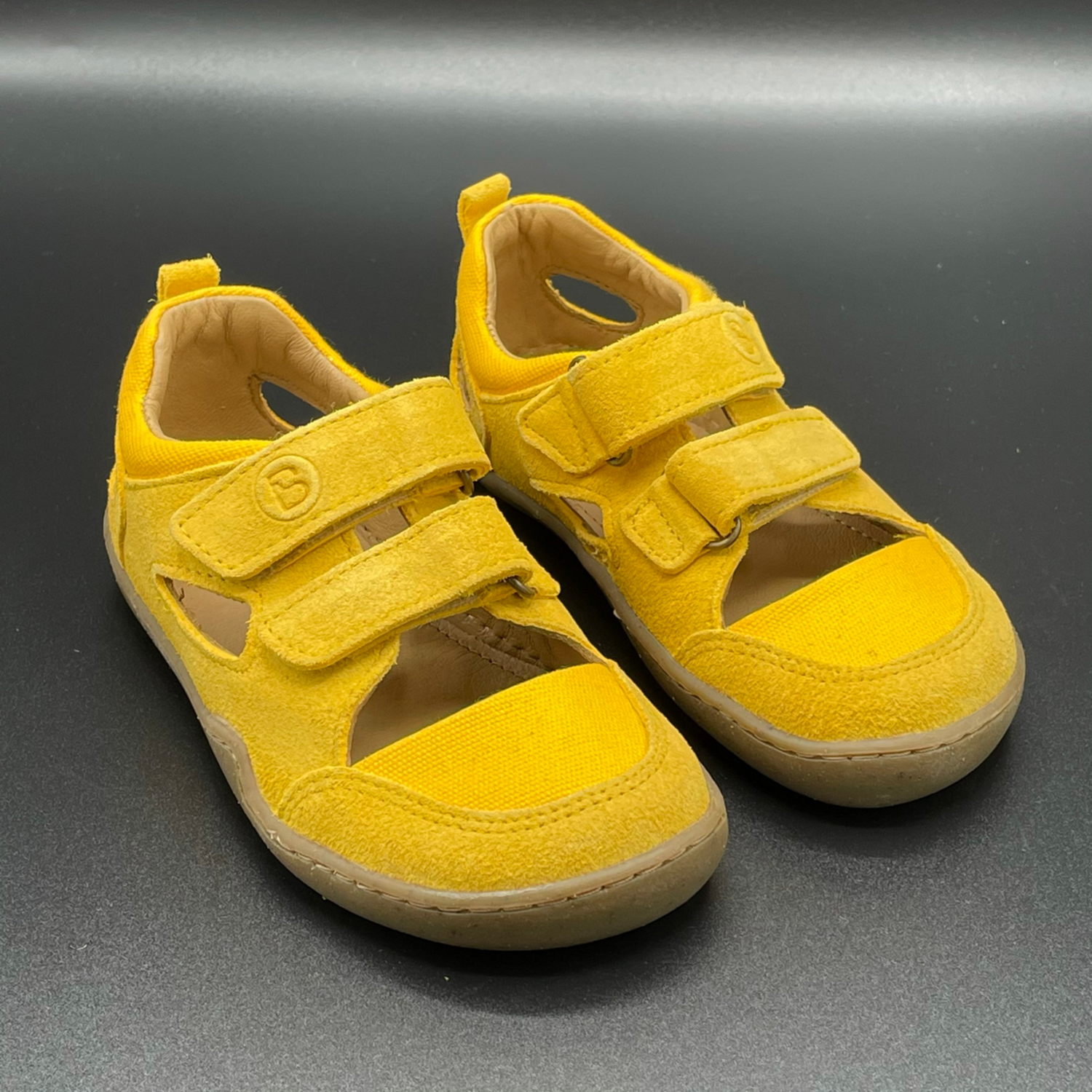 bLifestyle Kammolch sonnengelb flexible Barfuß-Kindersandale - Paaransicht