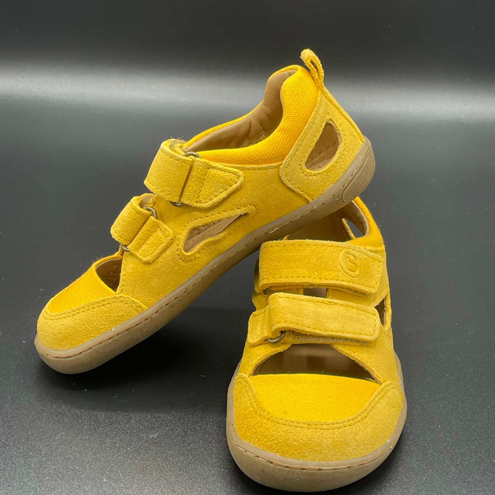 bLifestyle Kammolch sonnengelb flexible Barfuß-Kindersandale - Paaransicht