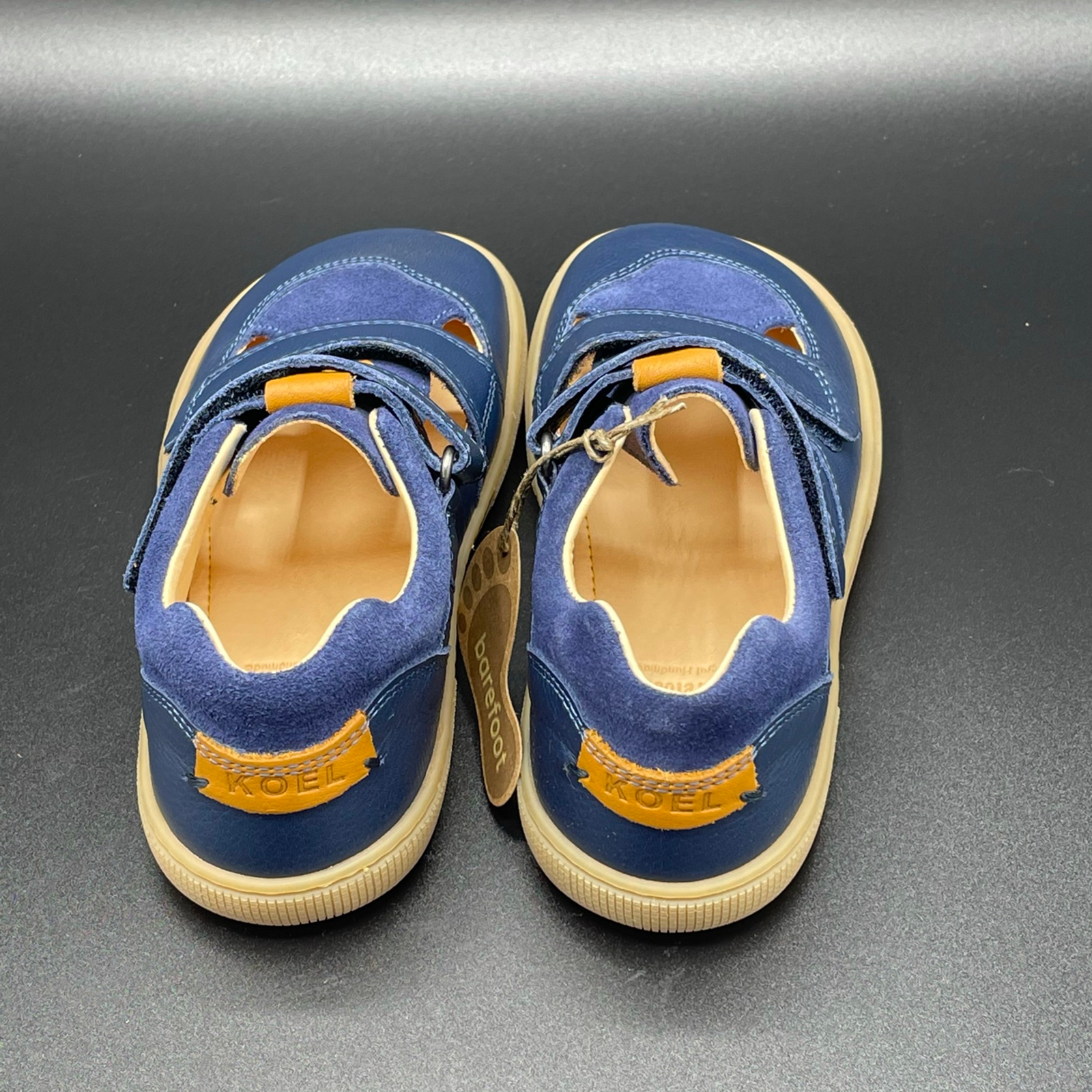 KOEL Devin Navy Kinder-Barfußsandale mit Klettverschluss - Paaransicht schräg