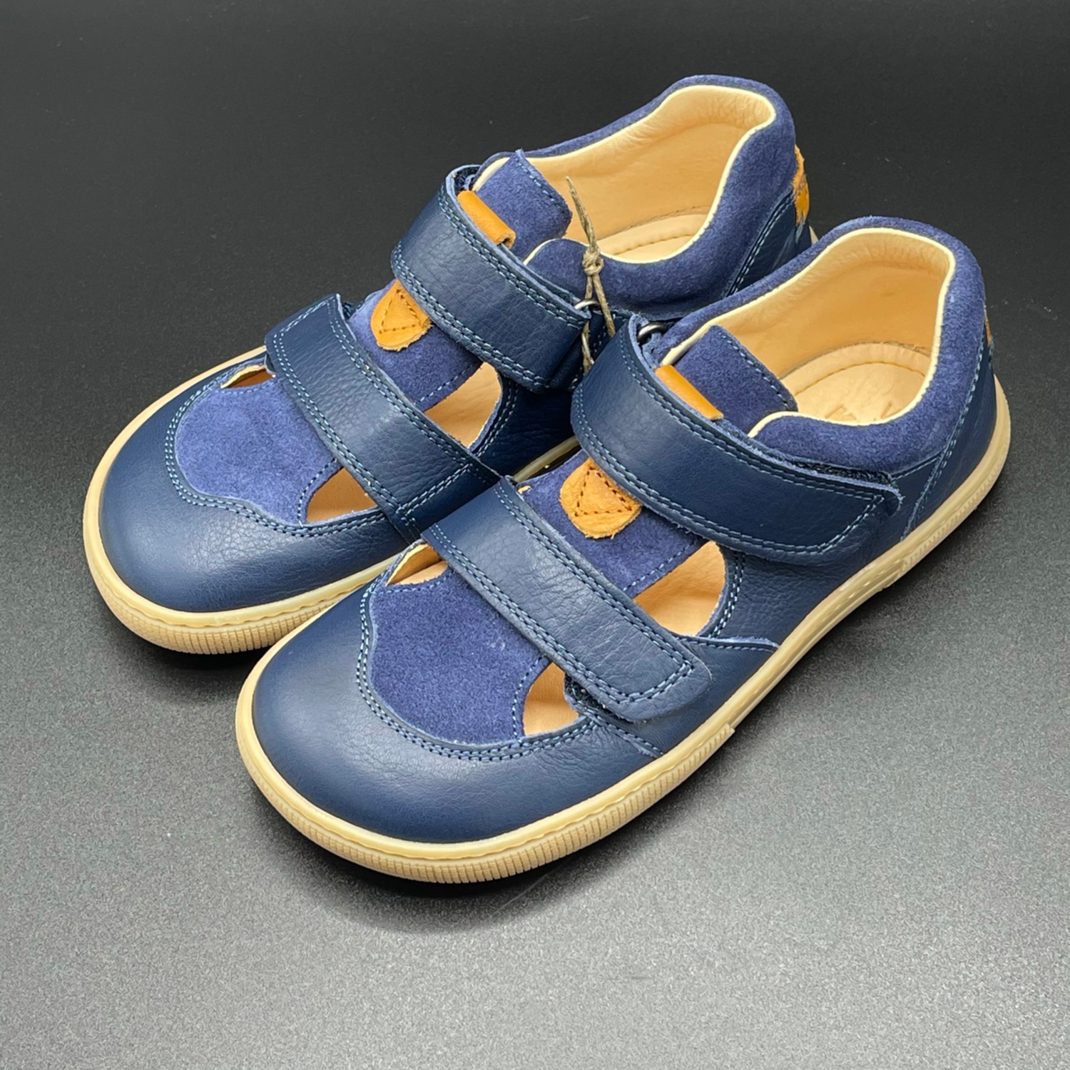 KOEL Jungensandale Devin navy KOEL Devin Navy Kinder-Barfußsandale mit Klettverschluss - Paaransicht schräg