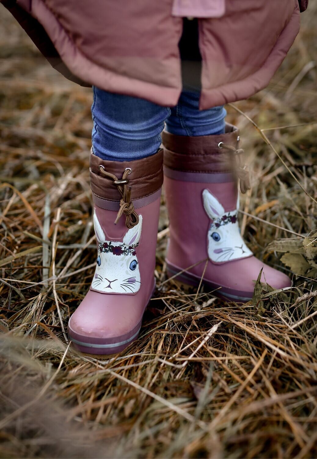 Mikk-Line Winter-Gummistiefel Kinder Burlwood mit 3D-Applikation - Getragen auf der Herbstwiese