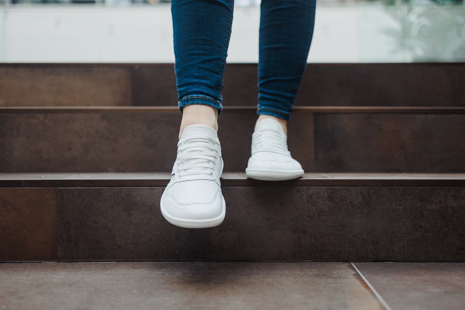 Be Lenka Champ 3.0 White getragen zu Jeans in Seitenansicht