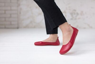 Shapen Ballerina Shapen Tulip Cherry Barfuß-Ballerina aus Leder - getragen am Fuß