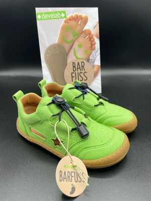 Develab Sommerschuh Vegan Green – Barfuß & flexibel Side view of the green vegan Develab barefoot summer shoe with star cut-out and elastic toggle