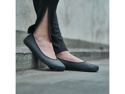 aylla Ballerina simply black Aylla Simply Black schwarzer Barfuß-Ballerina Damen - Tragefoto Alltag
