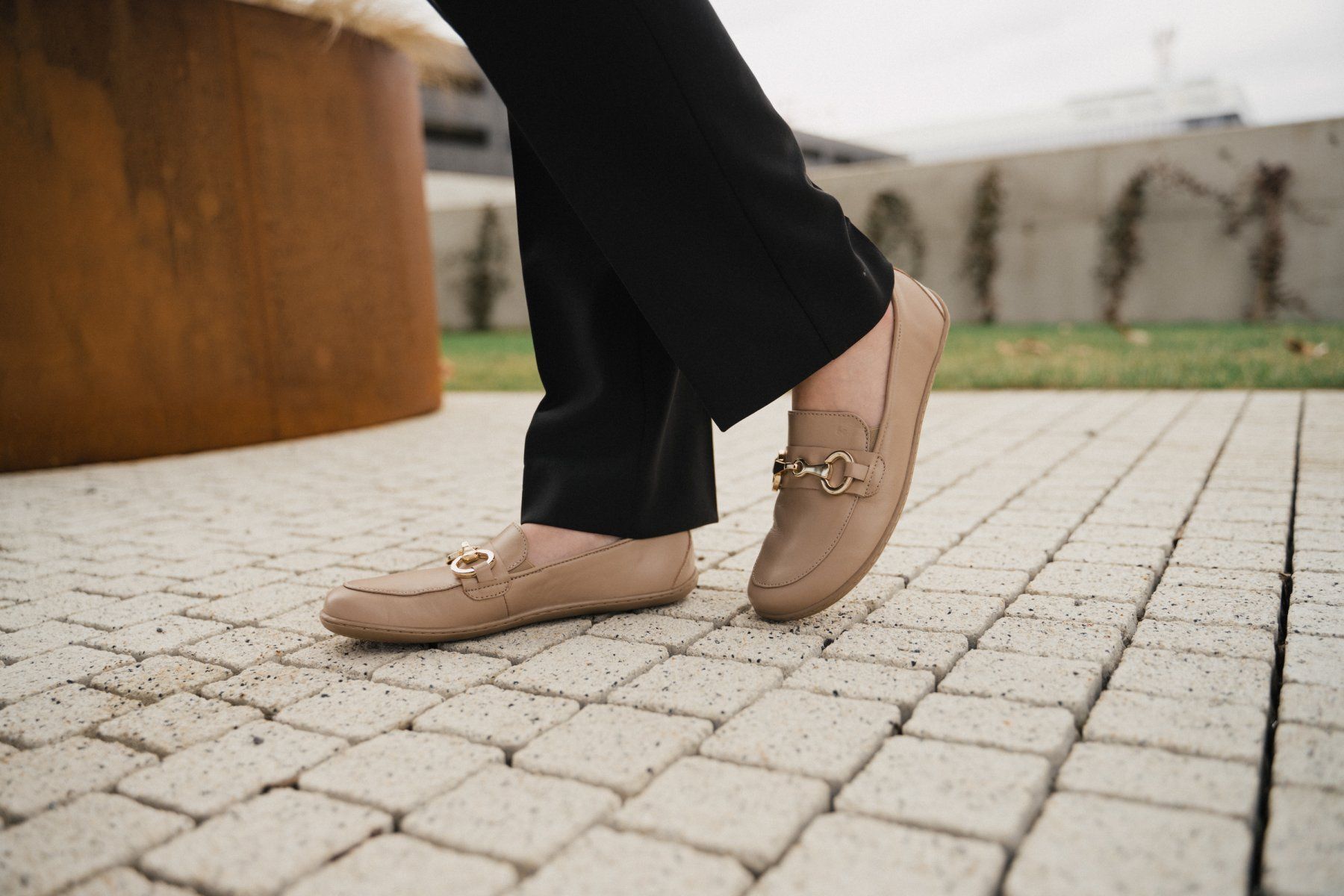 Be Lenka VIVA Latte Brown Barfuß-Loafer Damen - Tragefoto Detailansicht