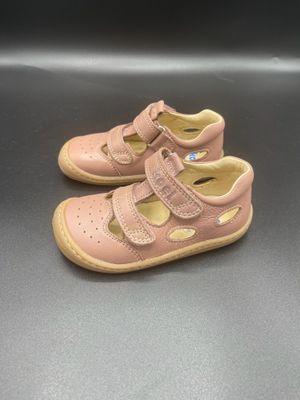 KOEL | Sandale BEP Medium | altrosa KOEL BEP sandal in dusty pink with closed front – side view