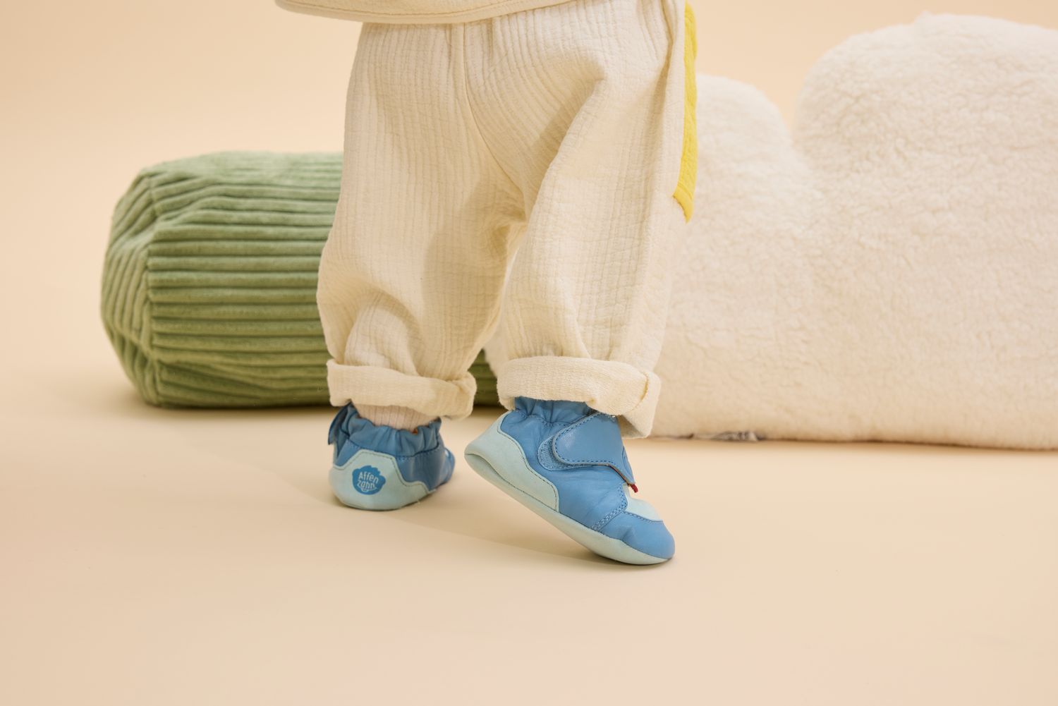 Affenzahn Crawly Hai blau – weiche Krabbelschuhe für Babys