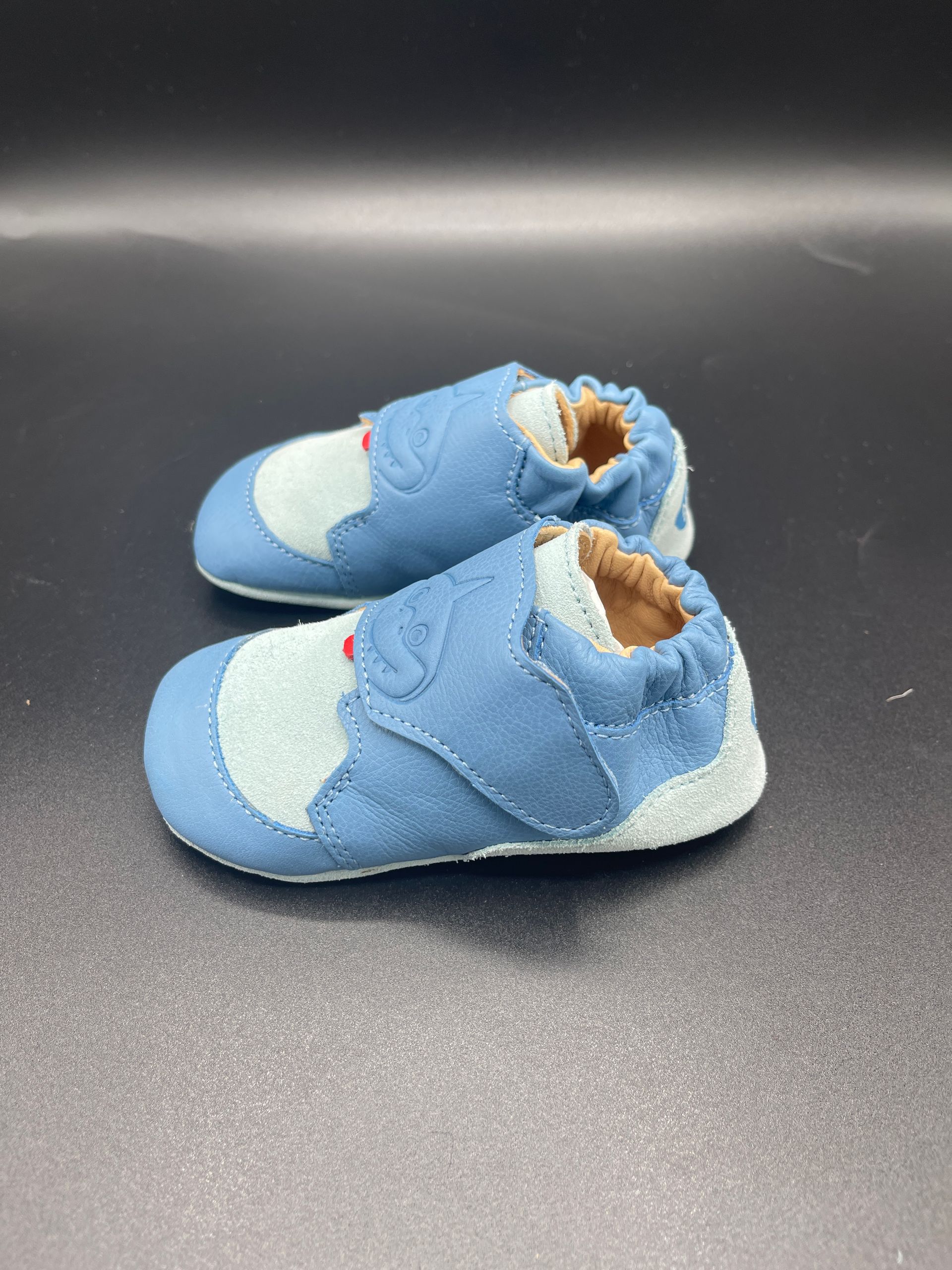 Affenzahn Crawly Hai hellblau – Krabbelschuhe Baby weich flexibel Barfuß