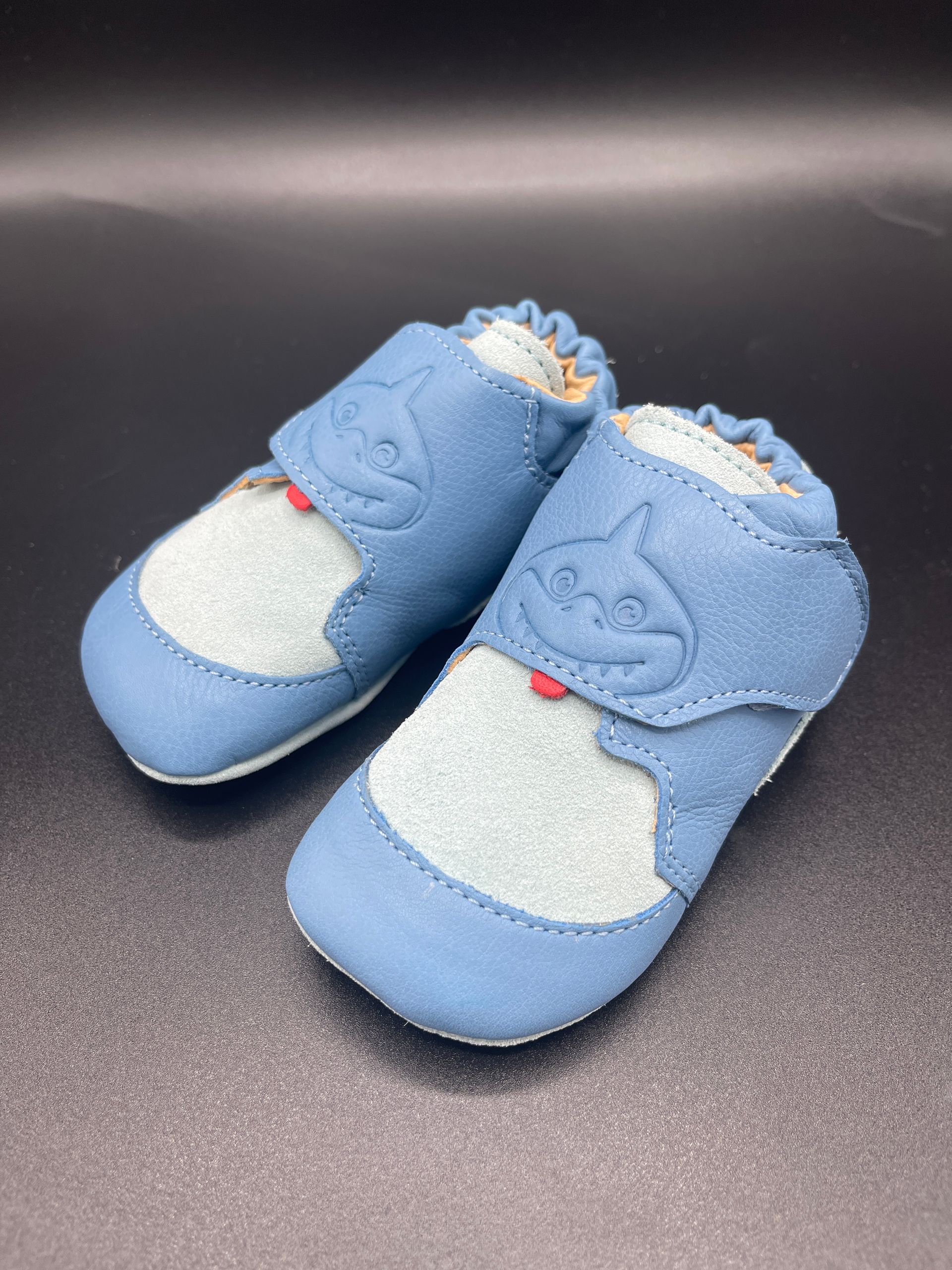 Affenzahn Crawly Hai blau – weiche Krabbelschuhe für Babys