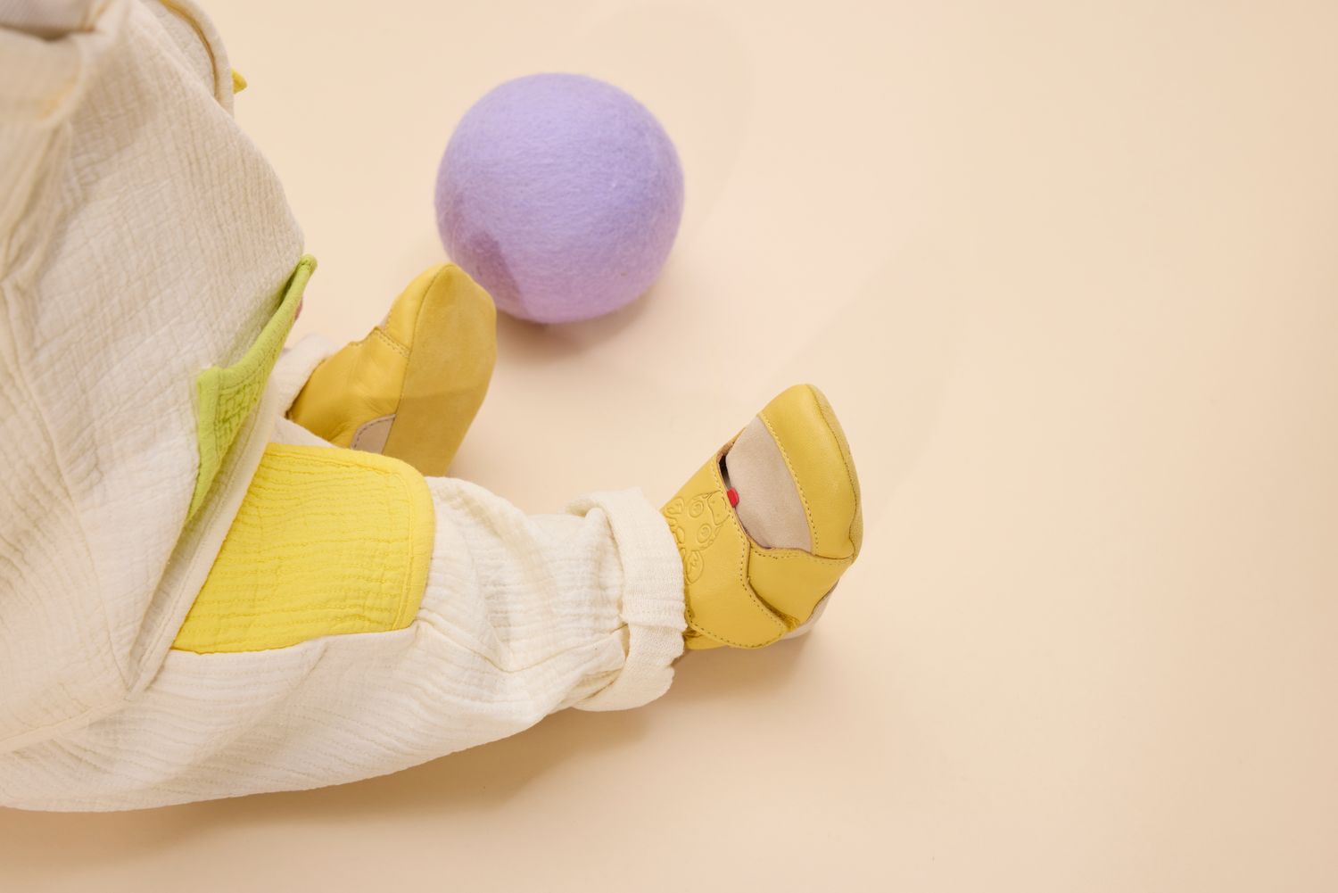 Affenzahn Crawly Giraffe gelb – weiche Krabbelschuhe für Babys