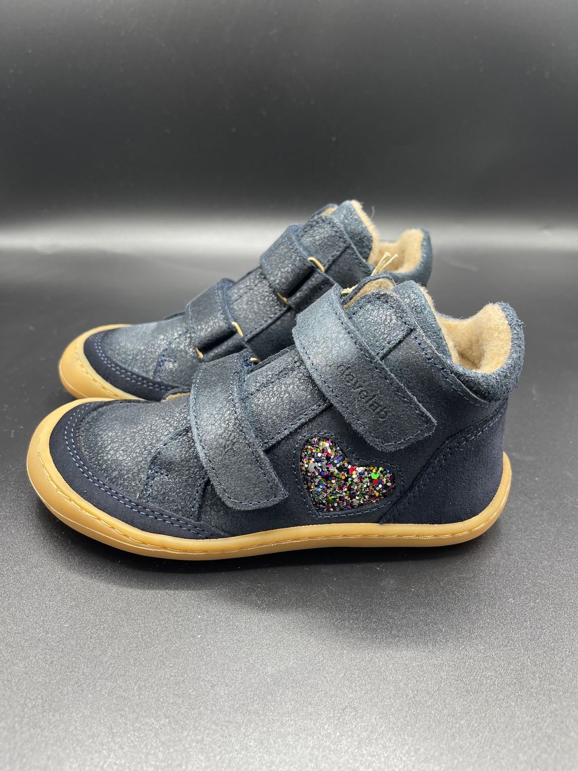 Seitenansicht Develab Midcut navy fantasy – Klettschuh für Kinder mit Glitzerherz
