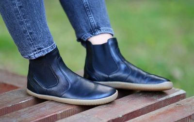Aylla UMA Chelsea Ladies - black-natural Aylla UMA Chelsea in everyday use – black barefoot Chelsea on wooden surface