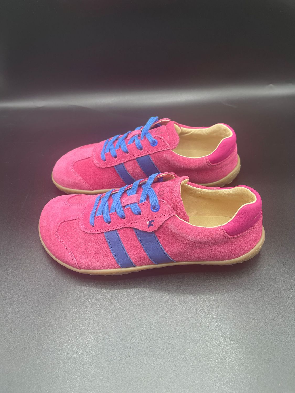 Koel | ILA Suede | fuchsia KOEL ILA Fuchsia Damen Barfußsneaker Seitenansicht