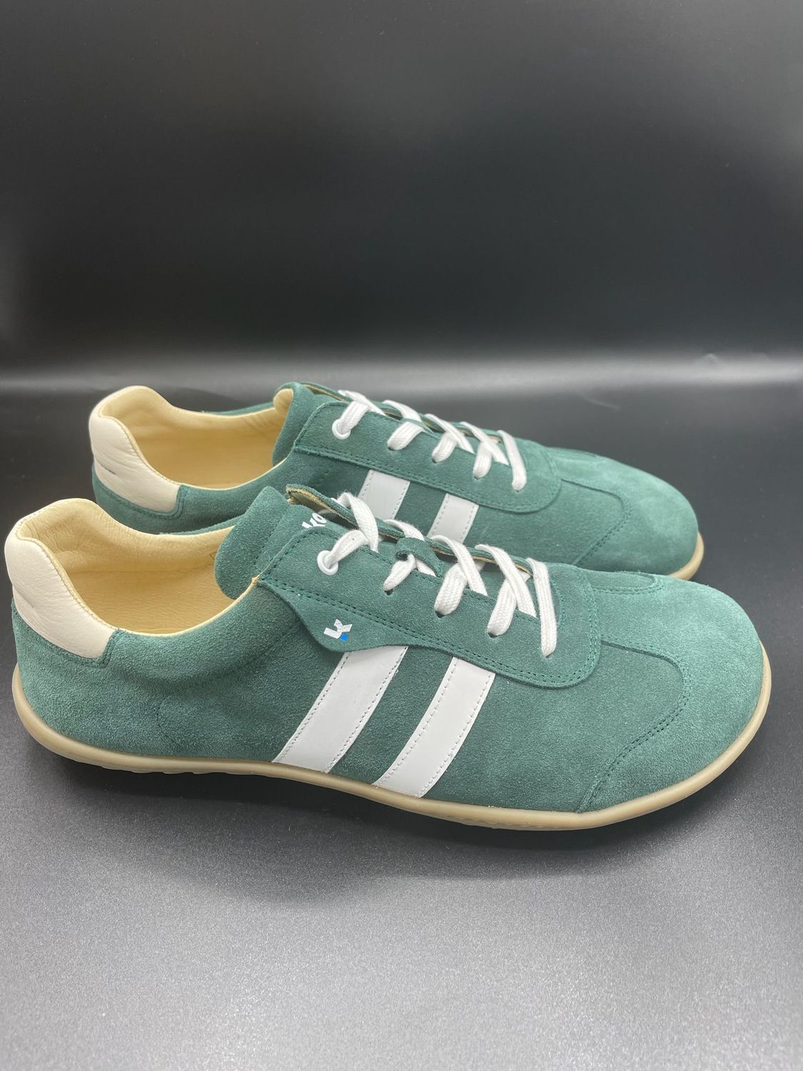 KOEL ILA Suede Dark Green – stylischer Barfußsneaker KOEL IlA im Retro Style - Seitenansicht