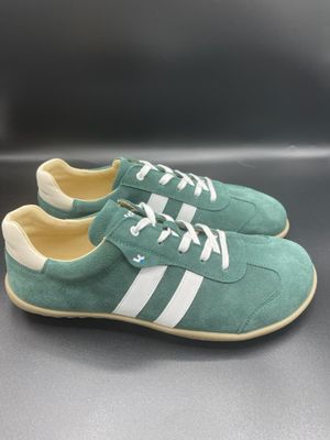 KOEL ILA Suede Dark Green – stylischer Barfußsneaker KOEL IlA im Retro Style - Seitenansicht