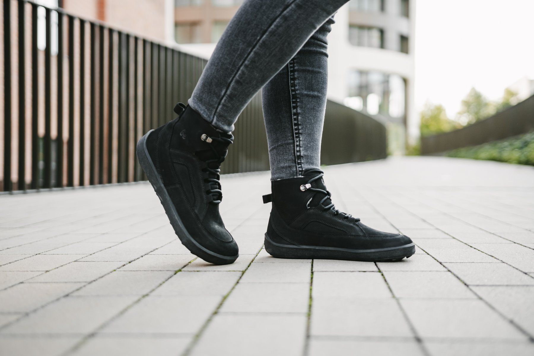 Be Lenka York All Black Barfuß-Stiefelette, Schrägansicht