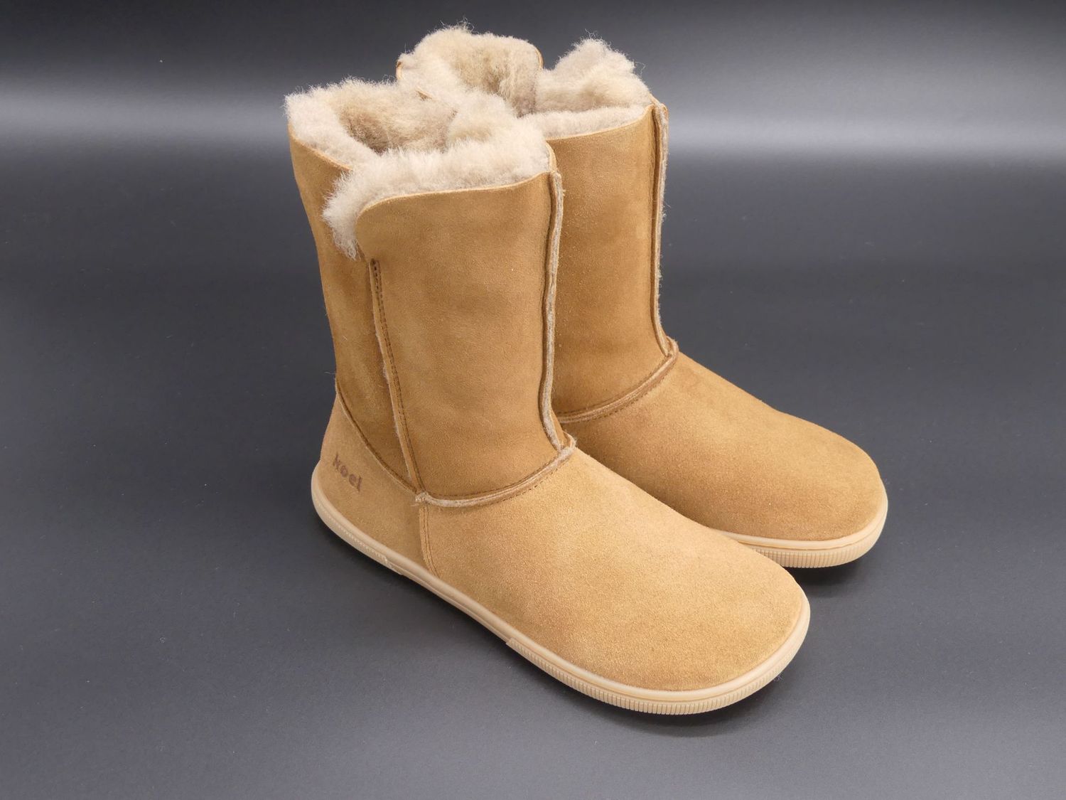 KOEL Freya Damen Barfuß-Winterstiefel Taupe mit Lammwolle KOEL Freya Taupe Damen Barfuß-Winterstiefel aus Nubukleder mit Lammwolle