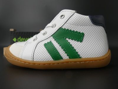 Seitenansicht des weissen Develab Barfußschuhs für Kleinkinder mit gruenem Streifen und heller Gumm…