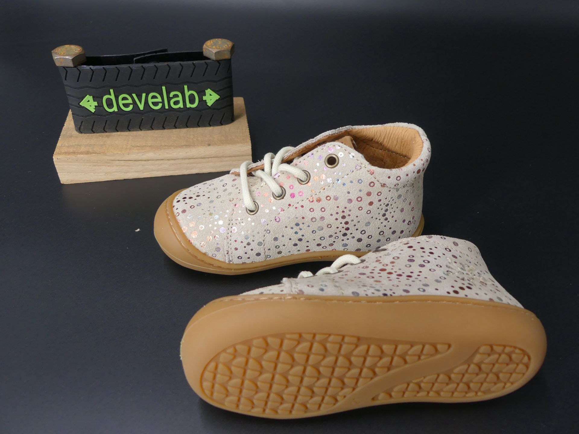 Develab Firststep Soft Beige Fantasy Kinder Barfußschuh Seitenansicht mit Punkten
